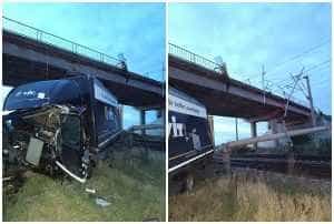 page 1 - Accident grav pe DN 2B! Un camion a căzut de pe un pod peste calea ferată
