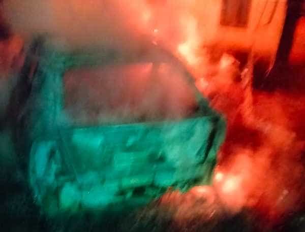 Mașină distrusă de flăcări