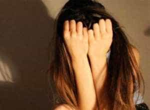 Argeș. Clipe de groază pentru o tânără de 18 ani. A fost sechestrată, amenințată și jefuită 1 fata lovita agresata - Argeș. Clipe de groază pentru o tânără de 18 ani. A fost sechestrată, amenințată și jefuită