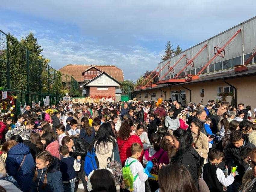 WhatsApp Image 2023 10 20 at 18.28.01 3 - (VIDEO) Pitești - Dulciuri și zacuscă pentru imprimantă