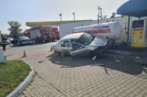 WhatsApp Image 2023 10 21 at 12.53.13 e1697887883716 - Două mașini s-au ciocnit în Pitești! A intrat direct în scara unui recipient GPL dintr-un peco!