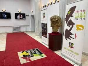 „Dacii și românii.ro” - succes absolut pe scena din Ploiești 1 poza final teatru