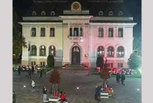 Clădirea Primăriei Pitești a fost iluminată în roșu și galben 11 Sursă foto: facebook Primăria Municipiului Pitesti.