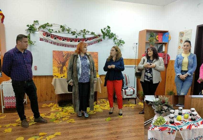 Școala Postliceală Sanitară Christiana Mioveni. Zacuscă, sarmale, plăcinte și cozonac la Festivalul Toamnei 1 scoala posliceala sanitara mioveni1 - Școala Postliceală Sanitară Christiana Mioveni. Zacuscă, sarmale, plăcinte și cozonac la Festivalul Toamnei