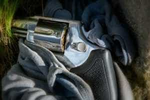 Bărbat prins în flagrant! Încercă să vândă un revolver în parcarea unui centru comercial 1 62397490 - Bărbat prins în flagrant! Încercă să vândă un revolver în parcarea unui centru comercial