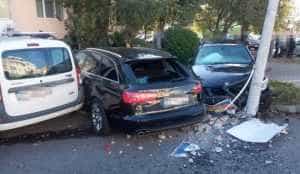 Accident grav în Pitești: A lovit un pieton de 77 de ani, o mașină parcată și un stâlp 1 cce227cf 6e1a 4aa6 89e0 7898c122fa37 - Accident grav în Pitești: A lovit un pieton de 77 de ani, o mașină parcată și un stâlp