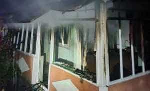 Un vasluian și-a dat foc la casă pentru că s-a certat cu soția. A ajuns la spital cu arsuri 25 incendiumic2 - Un vasluian și-a dat foc la casă pentru că s-a certat cu soția. A ajuns la spital cu arsuri