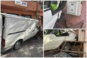 page 1 - Șofer băut, la un pas de dezastru! S-a oprit cu duba pe treptele din fața unui magazin