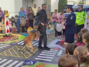 Activități educative desfășurate de polițiștii argeșeni pentru o copilărie în siguranță 3 605c20cf f4c1 4909 b3f7 4ea2147f12b9 - Activități educative desfășurate de polițiștii argeșeni pentru o copilărie în siguranță