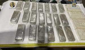 diicot - Traficanți de droguri, prinși după ce au introdus 14 kg de heroină și cocaină în țară!