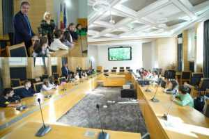 Elevii de la Școala ”Nicolae Iorga”, la Primăria Pitești 12 Sursă foto: Facebook Primăria MUnicipiului Pitești.