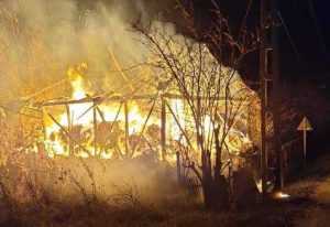 WhatsApp Image 2023 11 08 at 20.36.49 e1699470235495 - (VIDEO) Fânar înghițit de flăcări în Băiculești!