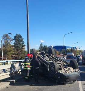 22d66606 f607 4ea7 88b4 49e85943358c - Accident grav la Podul Viilor! O mașină s-a răsturnat