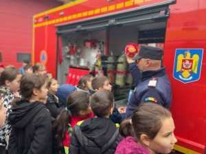 „Școala Altfel”: Pompierii argeșeni vizitați de copii, profesori și părinți 5 62e00414 3f48 4e83 9946 54cd16fc3b44 - „Școala Altfel”: Pompierii argeșeni vizitați de copii, profesori și părinți