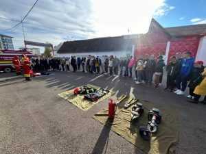 „Școala Altfel”: Pompierii argeșeni vizitați de copii, profesori și părinți 3 8de24f6b bd73 4d5c b842 22874e33950f - „Școala Altfel”: Pompierii argeșeni vizitați de copii, profesori și părinți