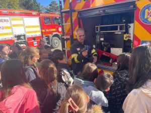 „Școala Altfel”: Pompierii argeșeni vizitați de copii, profesori și părinți 6 8e874d52 7ea8 4eca 9721 5e85d1d10e58 - „Școala Altfel”: Pompierii argeșeni vizitați de copii, profesori și părinți