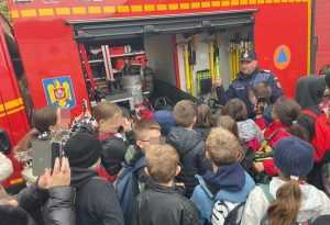 „Școala Altfel”: Pompierii argeșeni vizitați de copii, profesori și părinți 1 dfa1b2f7 f1df 45b3 b809 8b437cfc1666 1 - „Școala Altfel”: Pompierii argeșeni vizitați de copii, profesori și părinți
