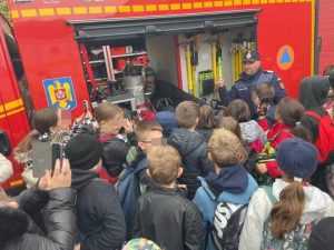 „Școala Altfel”: Pompierii argeșeni vizitați de copii, profesori și părinți 1 dfa1b2f7 f1df 45b3 b809 8b437cfc1666 - „Școala Altfel”: Pompierii argeșeni vizitați de copii, profesori și părinți