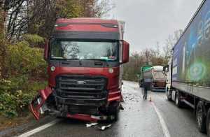 accident tir e1699712853930 - Accident între un TIR și o mașină în Morărești! O victimă a fost preluată de medici!