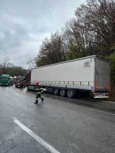 accident tirr - Accident între un TIR și o mașină în Morărești! O victimă a fost preluată de medici!