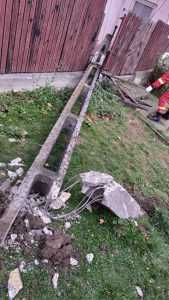 Mașină intrată într-un stâlp de electricitate în Drăganu! 1 accidentt - Mașină intrată într-un stâlp de electricitate în Drăganu!