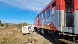 WhatsApp Image 2023 11 13 at 11.13.14 - ACUM! Autoturism spulberat de tren în Băiculești!