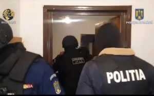 (VIDEO) Argeș: Traficanți de droguri, prinși în flagrant! Patru persoane au ajuns după gratii! 1 894b5d01 60bf 43a4 b4d9 e4385818319f - (VIDEO) Argeș: Traficanți de droguri, prinși în flagrant! Patru persoane au ajuns după gratii!