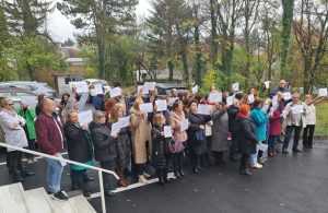 (VIDEO) Protest spontan la Direcția de Sănătate Publică din Argeș 12 5435877c aab8 4c4e b780 67fb63a9398a - (VIDEO) Protest spontan la Direcția de Sănătate Publică din Argeș