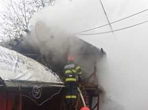 (VIDEO) Incendiu în Berevoiești! O anexă gospodărească a luat foc 1 7af6c731 e7ca 45b5 bebf 9c767ab2c9de - (VIDEO) Incendiu în Berevoiești! O anexă gospodărească a luat foc