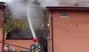 Acoperișurile a 3 case din București sunt înghițite de flăcări! 11 pompieri incendiu isu - Acoperișurile a 3 case din București sunt înghițite de flăcări!