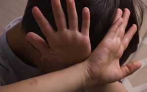 Copil de 10 ani, agresat sexual de alți trei minori. Scena a fost filmată și postată pe internet 9 OGE1N2IyY2VhNzNiYjk1NTU1NGNhZmZlYzM5Nzc4.thumb - Copil de 10 ani, agresat sexual de alți trei minori. Scena a fost filmată și postată pe internet