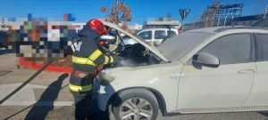 Incendiu izbucnit la o mașină aflată în parcarea unui supermarket din Pitești 1 incendiu autoturism