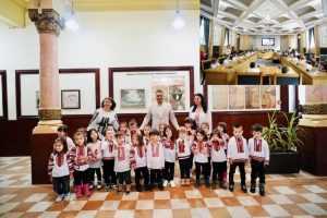 Preșcolarii de la G. P. P. ”Dumbrava minunată”, în vizită la Primăria Pitești! 1 Sursă foto: Facebook Primăria Muncipiului Pitești.