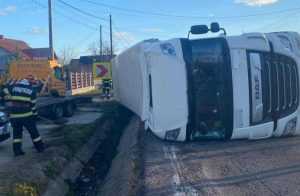 WhatsApp Image 2023 11 20 at 16.02.18 e1700489327867 - ACUM! TIR răsturnat în Drăganu!