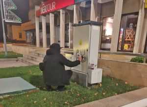 Prins în flagrant. Bărbatul ”stiliza” cu spray de vopsea un transformator electric 11 Sursă foto: Primăpria Municipiului Pitesti