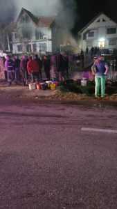 (VIDEO) Casă înghițită de flăcări în Pietroșani! 1 WhatsApp Image 2023 11 21 at 19.35.29 - (VIDEO) Casă înghițită de flăcări în Pietroșani!