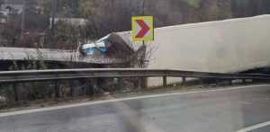 35d1a95a 5b81 4389 8173 ce2f7141b3fd - Impact puternic între două TIR-uri pe DN 7