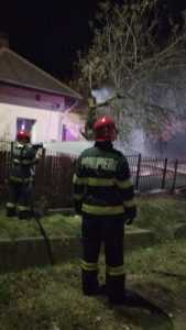 Argeș: Incendiu în apropierea Școlii Făgetu! Un copac a luat foc 3 e3012bdc d99e 4f44 99af 44aab31ef3a0 - Argeș: Incendiu în apropierea Școlii Făgetu! Un copac a luat foc