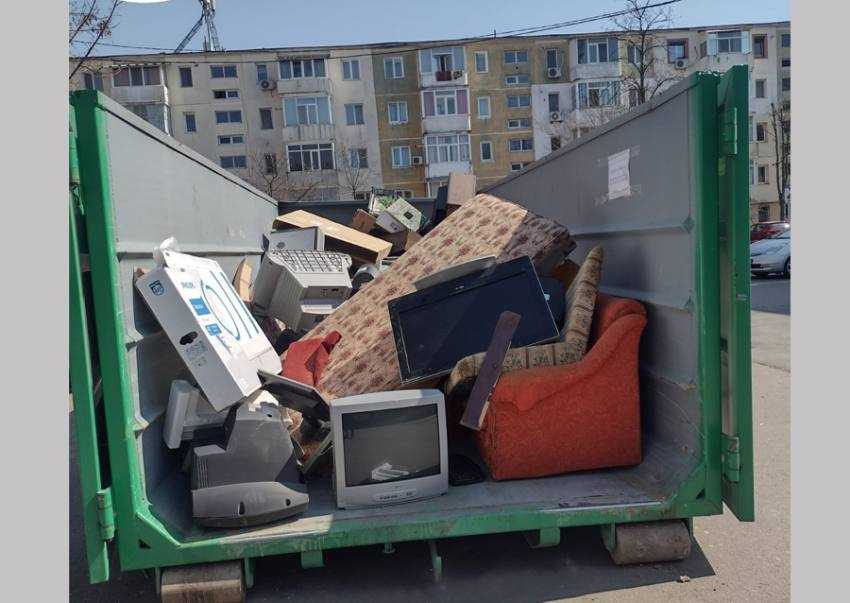 canapele la gunoi Sursă foto: Facebook Primăria Municipiului Pitești.
