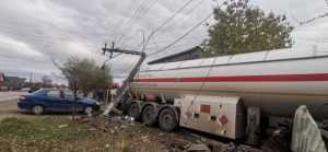 accident iasi cisterna ucraina 871248 - Șoferul unei autocisterne înmatriculată în Ucraina a făcut prăpăd pe o șosea din Iași