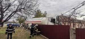 Șoferul unei autocisterne înmatriculată în Ucraina a făcut prăpăd pe o șosea din Iași 2 accident iasi cisterna ucraina 871249 - Șoferul unei autocisterne înmatriculată în Ucraina a făcut prăpăd pe o șosea din Iași
