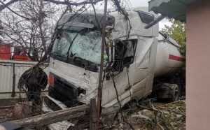 Șoferul unei autocisterne înmatriculată în Ucraina a făcut prăpăd pe o șosea din Iași 3 accident iasi cisterna ucraina 871250 - Șoferul unei autocisterne înmatriculată în Ucraina a făcut prăpăd pe o șosea din Iași