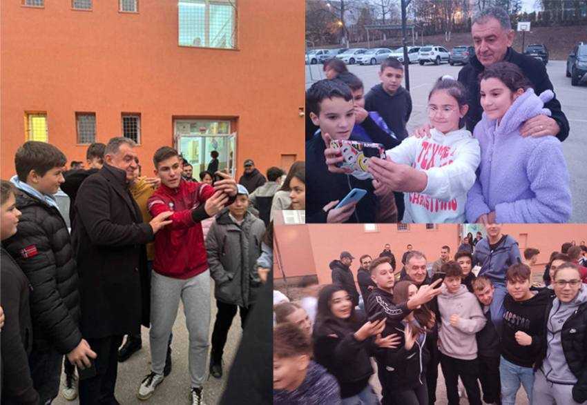 Elevii și-au făcut selfie cu primarul Cristian Gentea 1 Sursă foto: Facebook Cristian Gentea.