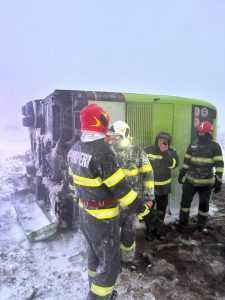 accident autocar iazu 02 - Un autocar cu 40 de pasageri s-a răsturnat! A fost activat Planul Roșu