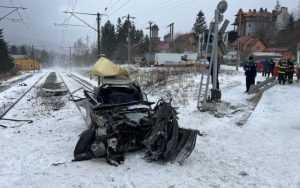 accident tren cale ferata masina 640x400 1 - Mașină lovită de două trenuri, în Bușteni. Trei persoane au ajuns la spital