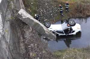 Accident pe DN 7! Un autoturism a plonjat într-o baltă 29 cats 1 - Accident pe DN 7! Un autoturism a plonjat într-o baltă