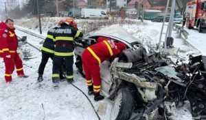 cats 2 - Mașină lovită de două trenuri, în Bușteni. Trei persoane au ajuns la spital