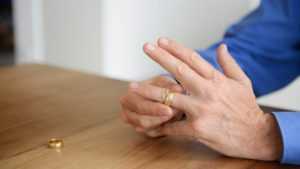 verigheta - Un bărbat a chemat pompierii, după ce n-a mai putut să își scoată verigheta de pe deget!