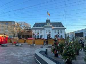 Ultimele pregătiri. Târgul de Crăciun se deschide la Pitești vineri 22 Piata primariei pregatiri deschidere - Ultimele pregătiri. Târgul de Crăciun se deschide la Pitești vineri