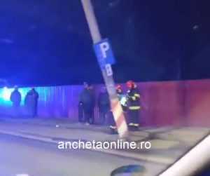 (VIDEO) Accident în Pitești! A intrat cu mașina în stâlp 13 d34ebd13 14fa 4ad9 a69e fea720e9eded - (VIDEO) Accident în Pitești! A intrat cu mașina în stâlp